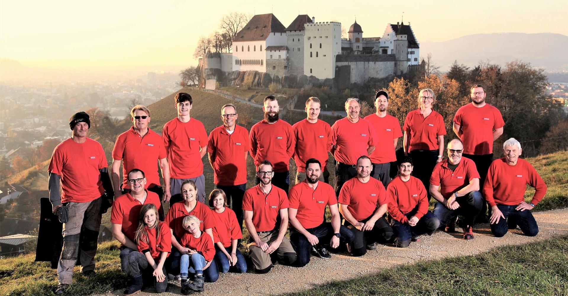 Teamfoto vor dem Schloss Lenzburg